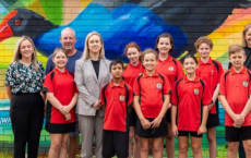 国际艺术家与 Hillcrest 小学学生合作改造 Wymond 公园的旧​​水泵