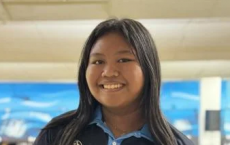 Eyan Duenas 和 Aha'ani Sablan 在首届中学全岛保龄球比赛中展现了顶级表现