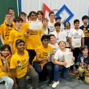 厄普顿中学机器人团队在州比赛中大获全胜