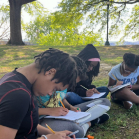 马丁·路德·金中学生在杰斐逊公园的新壁画中与自然和创造力建立联系