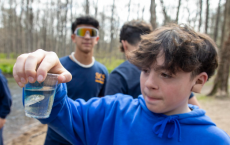 史泰登岛中学生前往威彻斯特县放生教室里饲养的幼鳟鱼