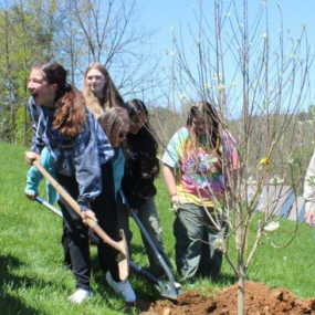 马里恩中学的学生帮助小镇庆祝植树节 地球日